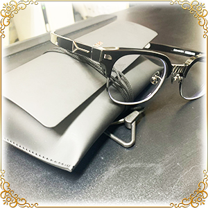 【スタッフの日常】👓新作眼鏡を添えて👓